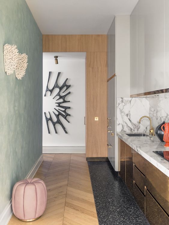 Okap kuchenny Funkcjonalna kuchnia z przedpokojem: wydajny okap zapobiega rozprzestrzenianiu się zapachów w 2026