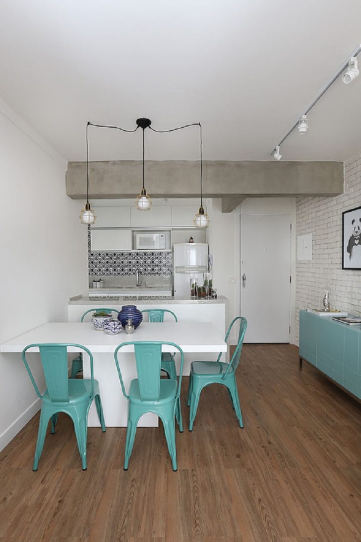 Oświetlenie LED 2026 Nowoczesna kuchnia połączona z korytarzem 2026: oświetlenie LED tworzy wyjątkowy efekt wizualny.