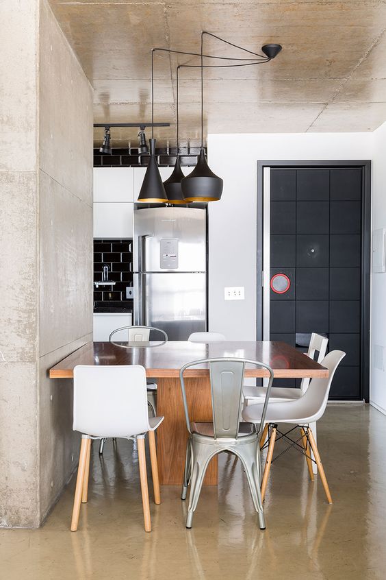 Jadalnia z LED 2026 Kuchnia z korytarzem: oświetlenie LED podkreśla strefę jadalną w małej przestrzeni.