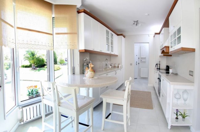 Jadalnia przy oknie 2026 Kuchnia 2026: nowoczesna jadalnia przy oknie panoramicznym w jasnych kolorach.