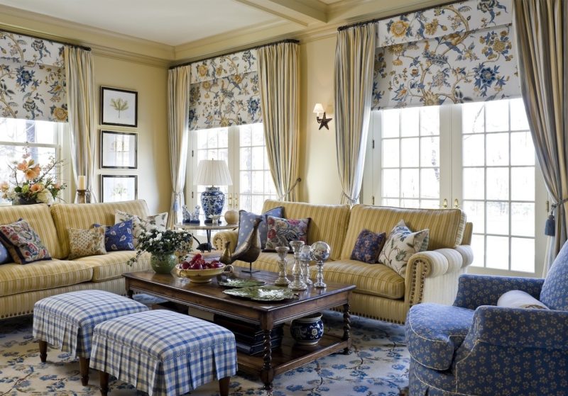 Przytulny salon wiktoriański Wygodny salon w stylu wiktoriańskim z miękkimi poduszkami i eleganckimi dodatkami.