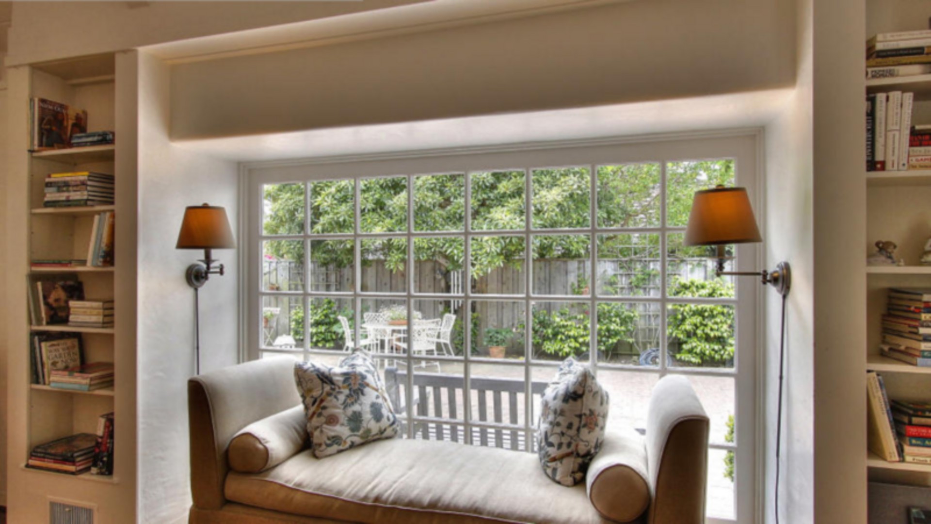 Kwiatowy raj w salonie Przytulny salon w stylu angielskim z kwiatowymi wzorami i naturalnym światłem.