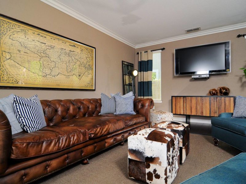 Salon z biblioteczką Salon w stylu angielskim z biblioteczką i wygodną sofą zapraszającą do relaksu.