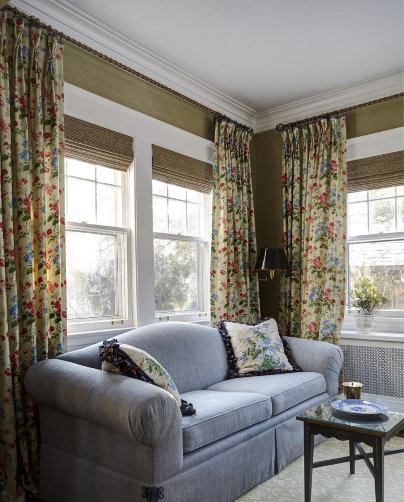 Antyki w angielskim salonie Salon w stylu angielskim z antycznymi meblami i stylowymi dekoracjami.