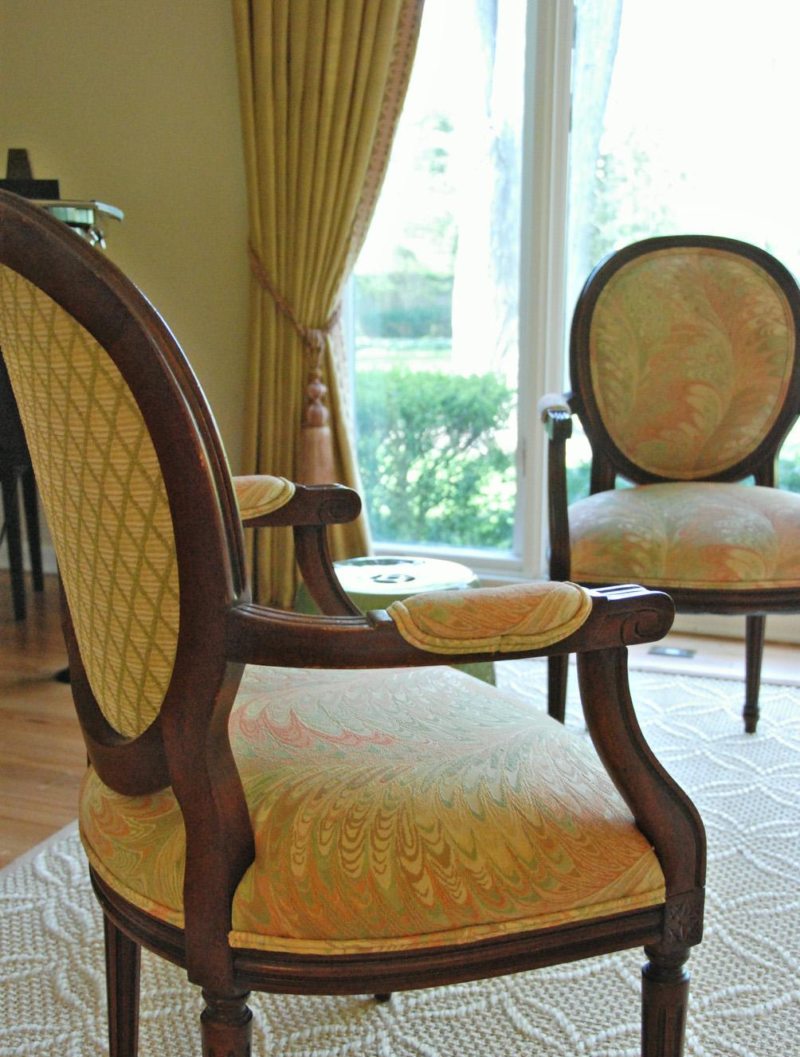 Komfort i Elegancja Elegancki salon w stylu angielskim, oferujący wysoki poziom komfortu i wyrafinowanego piękna.