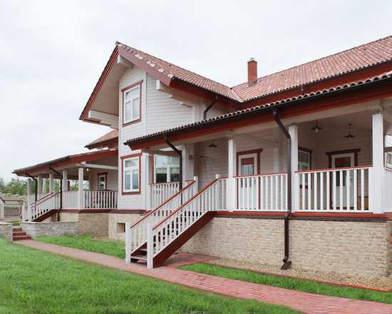 Rustykalna elewacja z elementami kamienia – projekt domu 2026