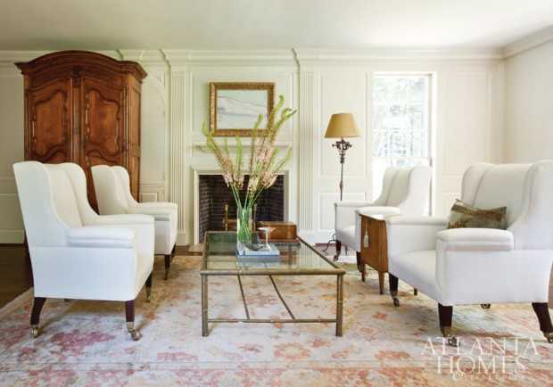 Salon w starym stylu Elegancki klasyczny salon po renowacji z elementami drewna nielakierowanego w kamienicy