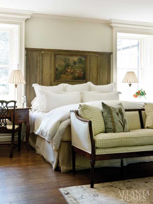 Ręczna robota w kamienicy Ręcznie odrestaurowane meble w kamienicy, drewno nielakierowane i tekstylia z 2026 roku