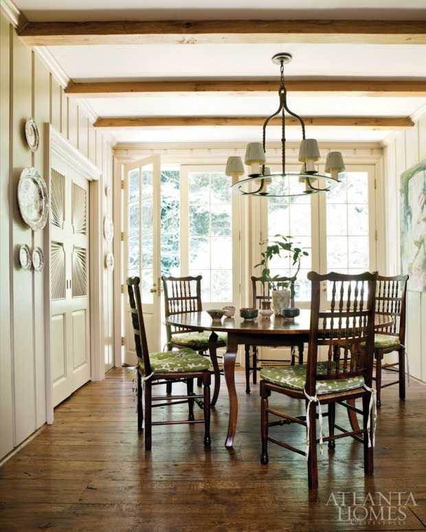 Detal tworzy całość Detale klasycznego wnętrza kamienicy po renowacji, drewno nielakierowane i tekstylia 2026