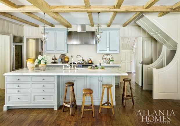 Elegancja odnowionej kamienicy Klasyczna kamienica po renowacji: drewno nielakierowane, tekstylia 2026 i ręczna robota