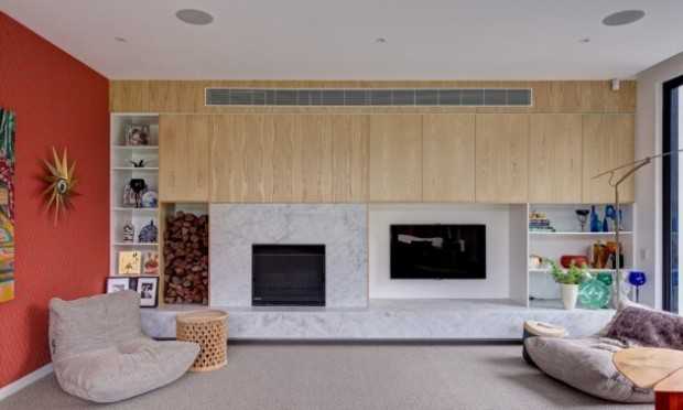 Drewno i Kamień Wnętrze rezydencji w Australii z drewnem i kamieniem w stylu minimalistycznym.