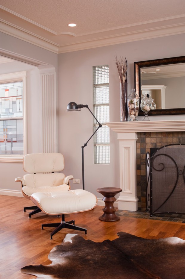 Krzesło: styl i funkcja Nowoczesne krzesło z drewnianymi nogami w minimalistycznym salonie, styl i funkcja