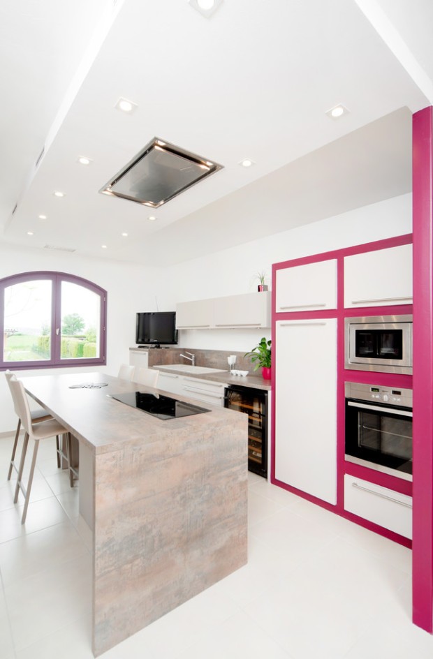 Świąteczna różowa kuchnia Różowa kuchnia z malinowymi ramkami mebli – świąteczny wygląd i elegancki styl.