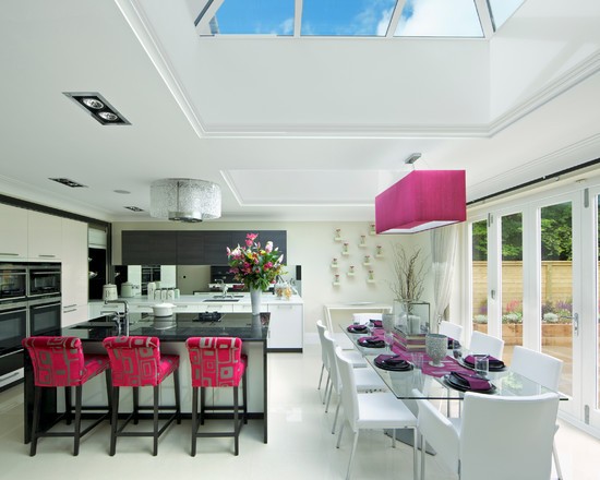 Różowe akcenty w kuchni Różowe akcesoria ożywiają czarno-białą kuchnię – subtelne i stylowe detale.