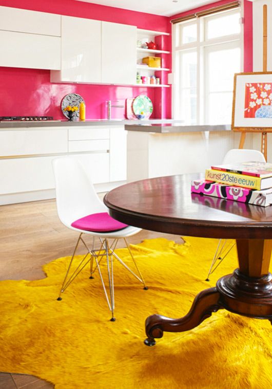 Kolorowa różowa kuchnia Jasna kuchnia: połączenie różu, żółci i bieli – odważna i energiczna aranżacja.