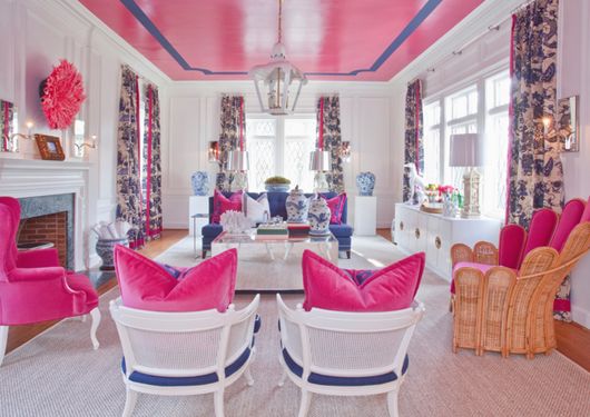 Inspirujący róż salonu Nowoczesny różowy salon w 2026: inspirująca aranżacja wnętrza mieszkalnego.