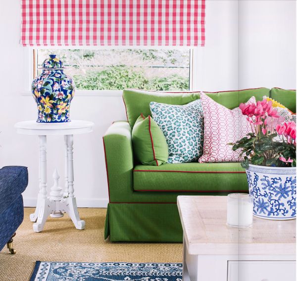 Różowy komfort salonu Różowa sofa i fotel w salonie – stylowy zestaw mebli w 2026 roku.