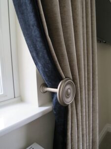 Zasłony i tiule 2026: Jak dobrać idealne tkaniny i odmienić wnętrze? — Zasłony welurowe