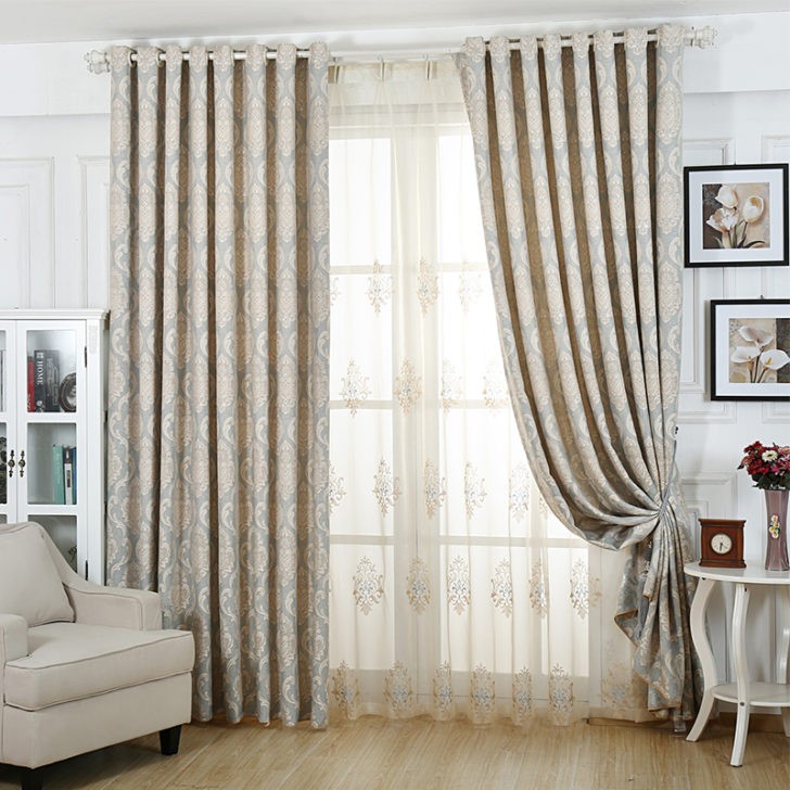 Tiul: Delikatność w salonie Delikatny tiul w salonie – inspiracje i trendy w dekoracji okien 2026