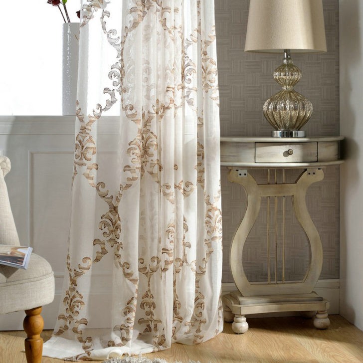 Tiul: Klasyka 2026 Klasyczny tiul w salonie – inspiracje i trendy w dekoracji okien 2026