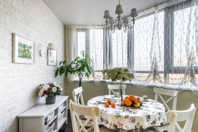 Tiul: Stylowy salon 2026 Stylowy tiul w aranżacji okna – inspiracje na modny salon 2026 roku