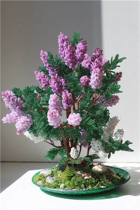 Róża z Koralików DIY Róża z koralików DIY na tle wnętrza, elegancki dodatek do domu.