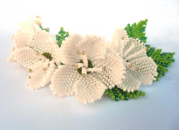 Jaśmin z Koralików DIY Kwiaty jaśminu z koralików, ręcznie robione, ozdoba wnętrza, kompozycja kwiatowa.