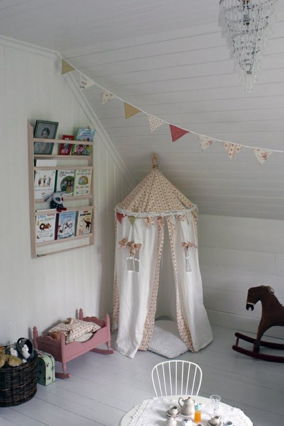 Naturalne królestwo dziecka Stylizowany namiot tipi dla dzieci, podkreślający naturalny i harmonijny wystrój pokoju, z akcentami DIY.