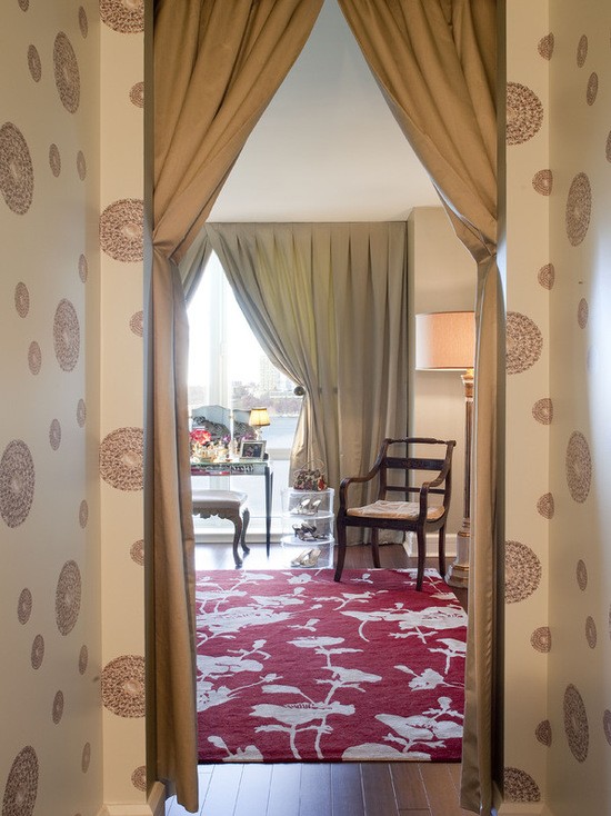 Harmonia kolorów Zasłony w kolorze ściany tworzą harmonijną aranżację wnętrza, spójny design.