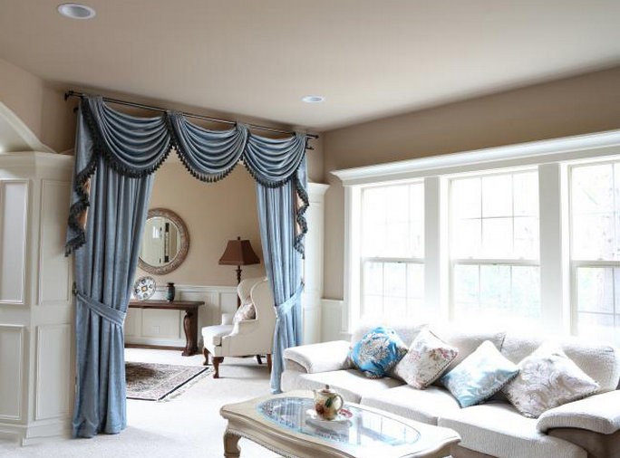 Luksus w salonie Luksusowe zasłony z lambrekinami do salonu w stylu klasycznym, bogato zdobione.