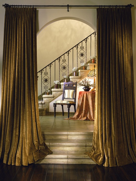 Gotycki dramatyzm Masywne zasłony z lejącej się tkaniny w stylu gotyckim, ciężki materiał.