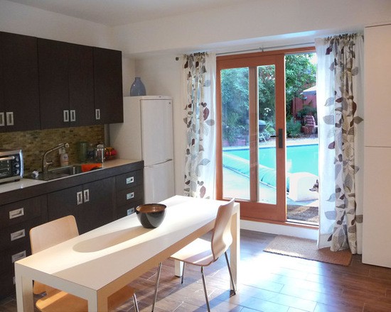 Wielowarstwowa dekoracja Wielowarstwowa konstrukcja zasłon na drzwiach, dekoracyjne i praktyczne rozwiązanie.