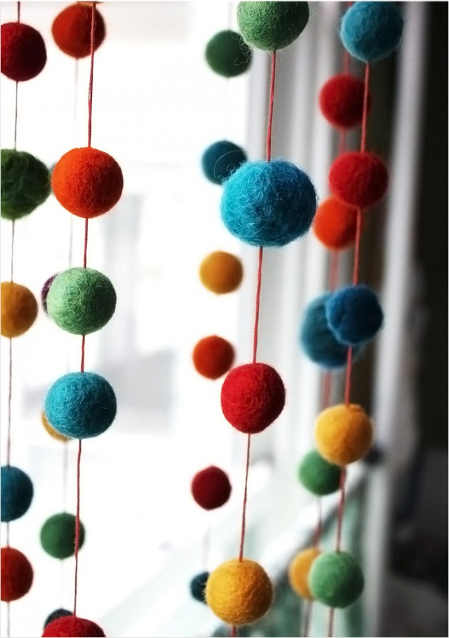 Kolorowe zasłony DIY Zasłona DIY z kolorowych wełnianych kul: stylowa dekoracja drzwi w 2026