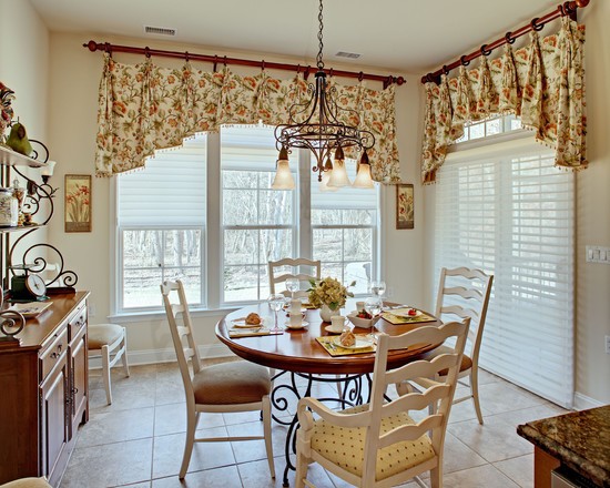 Country Kuchnia: Żaluzje i Firaneczki Połączenie żaluzji i krótkich firanek w stylu country w kuchni 2026.