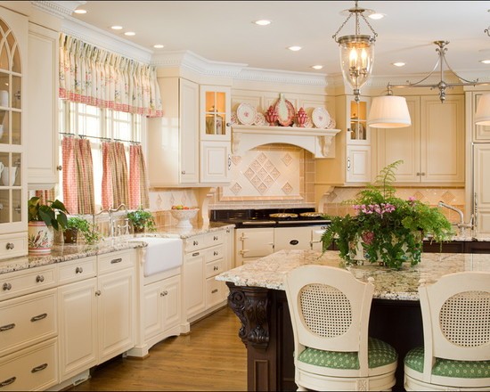 Zasłony "kawiarniane" Zasłony "kawiarniane" w kuchni: krótka firanka w oknie, wpuszczająca naturalne światło do pomieszczenia.