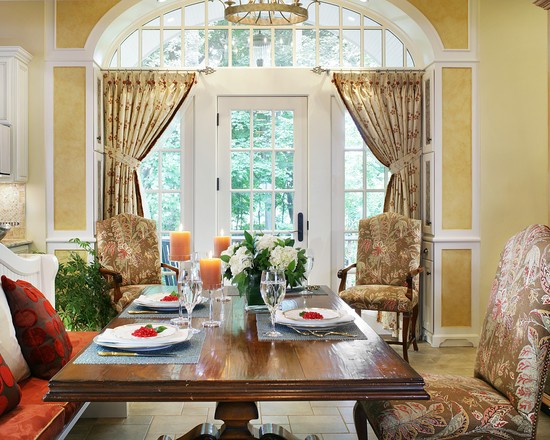 Eleganckie zasłony kuchenne Klasyczne zasłony w przestronnej kuchni dodają elegancji i charakteru wnętrzu w 2026.