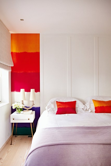 Paski: Powiększenie sypialni Paski na ścianie w małej sypialni optycznie powiększają przestrzeń. Aranżacja w bloku.