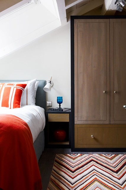 Lustrzana szafa w sypialni Szafa z lustrzanymi drzwiami w małej sypialni powiększa optycznie przestrzeń.