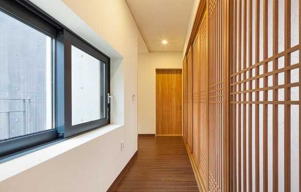 Tradycja i nowoczesność Koreańska willa z otwartą przestrzenią, prezentująca unikalne połączenie tradycji i nowoczesności.