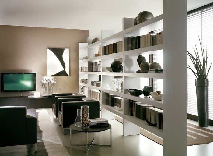 Dwustronny regał działowy Dwustronna przegroda wewnętrzna w formie regału, dostępna z obu stron pomieszczenia.