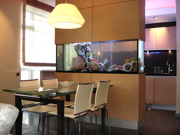 Akwarium jako przegroda Przegroda wewnętrzna z wbudowanym akwarium, dodająca unikalnego charakteru wnętrzu.