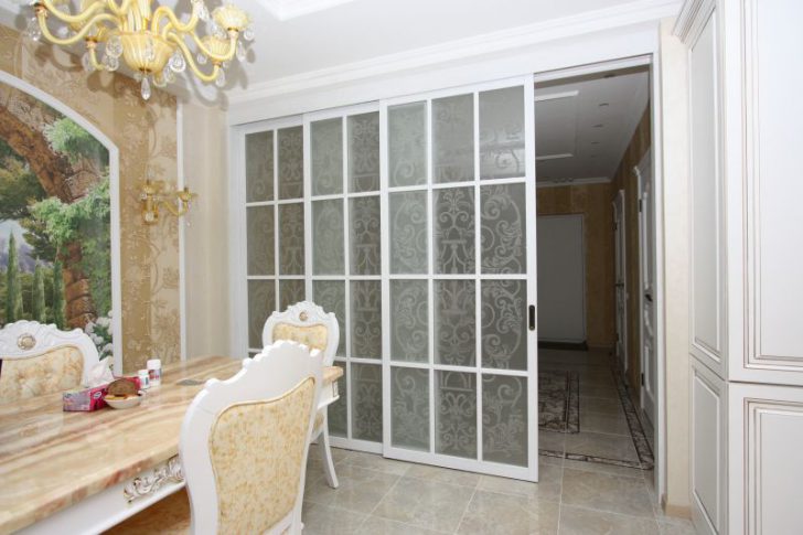 Przesuwne przegrody: Inspiracje Przegrody wewnętrzne przesuwne z dekoracją w różnym stylu - inspiracje 2026