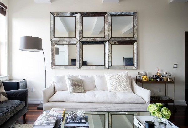 Iluzja okna Falszywe okno z lustrem w małym pokoju 12m2 optycznie powiększa przestrzeń i dodaje światła.