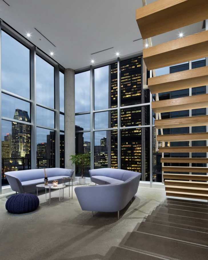 Salon z widokiem Minimalistyczny salon w penthousie z panoramicznym oknem i wysokim sufitem – aranżacja 2026.