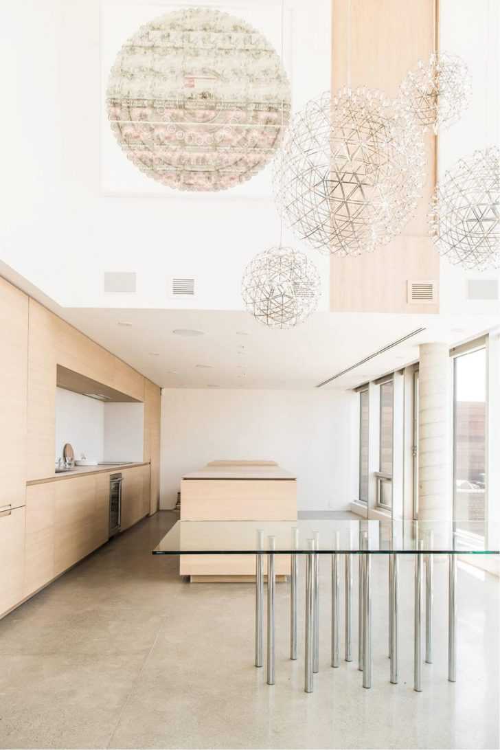 Kuchnia w bieli Nowoczesna kuchnia w penthouse z jasnymi frontami – minimalizm i funkcjonalność 2026.