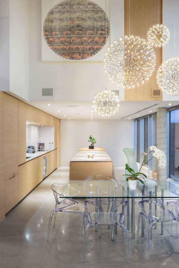 Fornir w kuchni Minimalistyczna zabudowa kuchenna z jasnego forniru w nowoczesnym penthouse – aranżacja 2026.