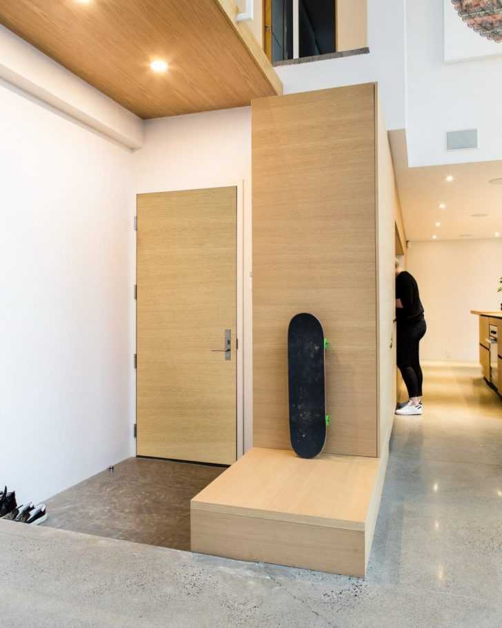 Hol i kuchnia Hol wejściowy stanowiący przedłużenie kuchni w penthouse – minimalistyczny design 2026.