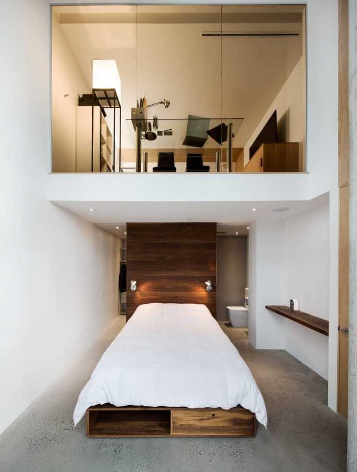 Sypialnia relaksu Sypialnia główna z minimalistycznym łóżkiem i tapicerowanym zagłówkiem – penthouse 2026.