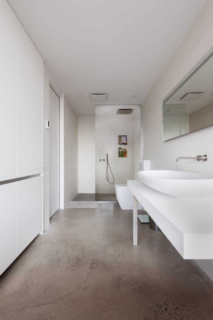 Beton w łazience Nowoczesna łazienka z betonowymi ścianami i prysznicem – minimalistyczny design penthouse 2026.