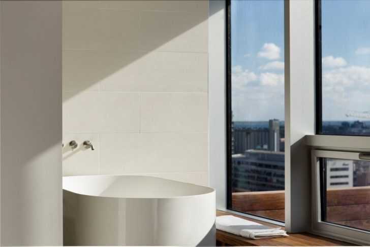 Wanna wolnostojąca Minimalistyczna łazienka z wolnostojącą wanną – relaks w penthouse 2026.